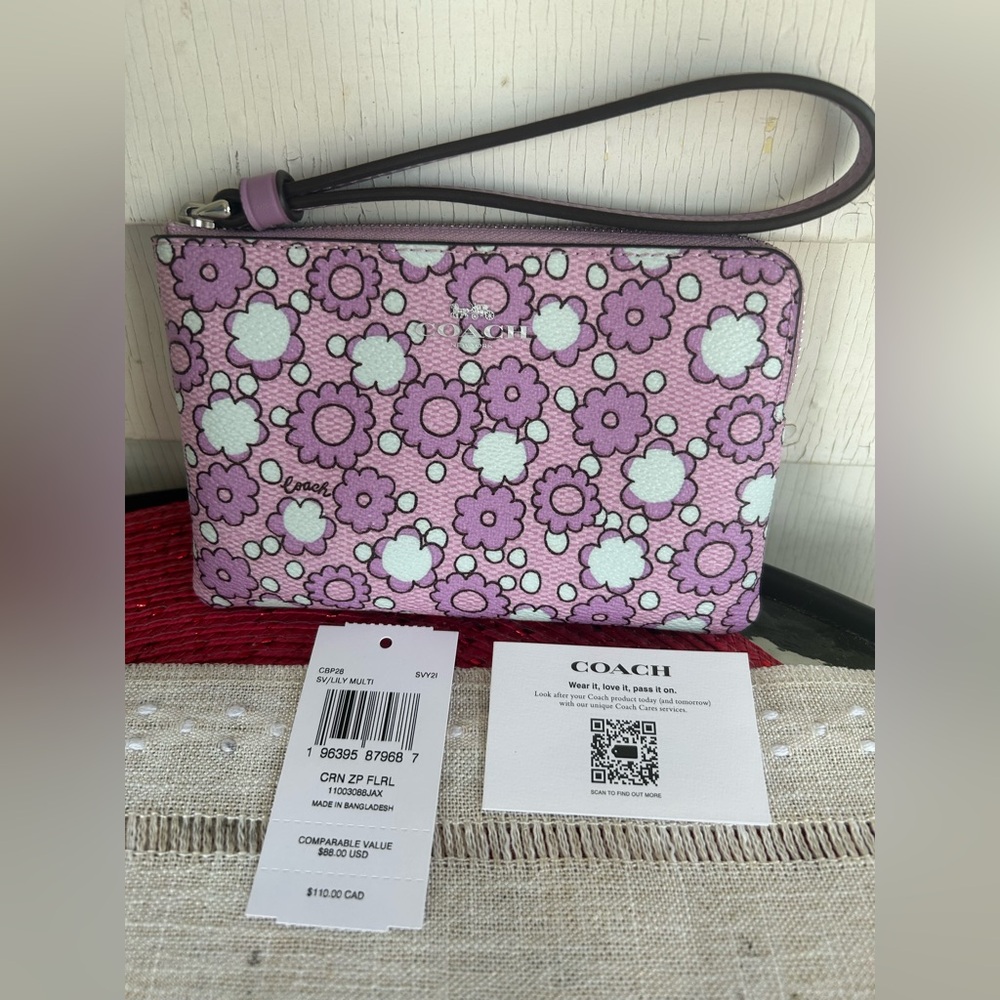 COACH PURPLE FLORAL WRISTLET. NWT